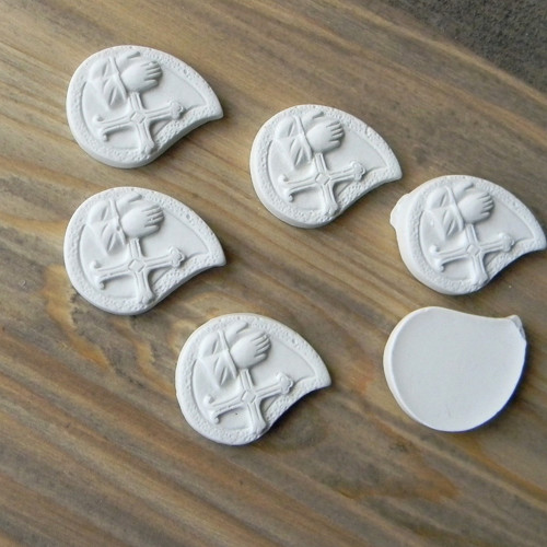 Ruce s křížem - 3cmx2,5cm - 1 ks