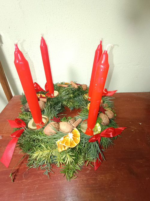 Adventní věnec červený přírodní