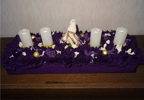 Vánoční adventní štola-fialová s lyžařkou