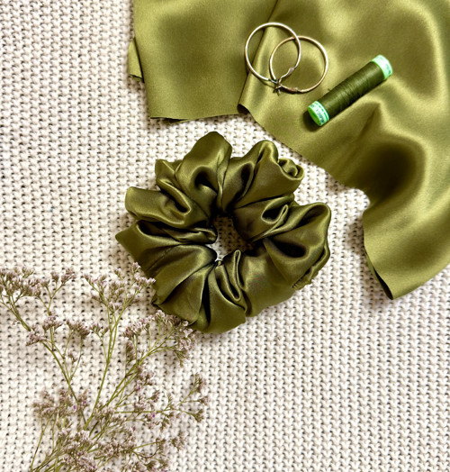 OLIVE GREEN - hedvábná scrunchie JUMBO — foto 1
