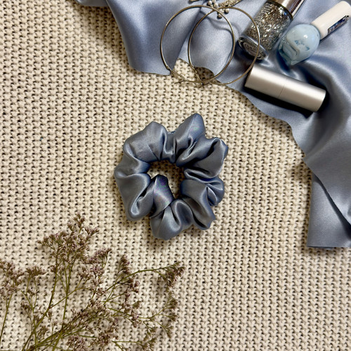 Stříbrno modrá hedvábná scrunchie KLASIK