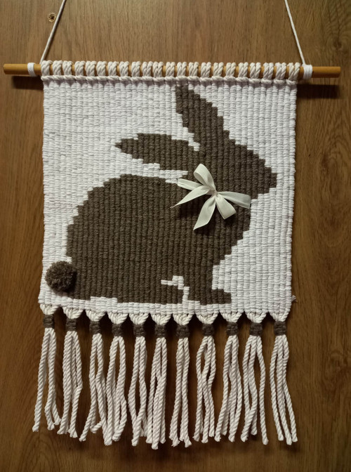 Macramé závěsná dekorace - Králíček s mašličkou
