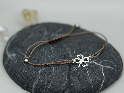 Minimalistický náramek - Clover leaf (hnědá) — foto 1
