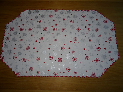 Středový ubrus- bílý s červeno stříbrnou 32/53cm