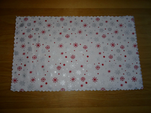 Středový ubrus- bílý s červeno stříbrnou 33/55cm
