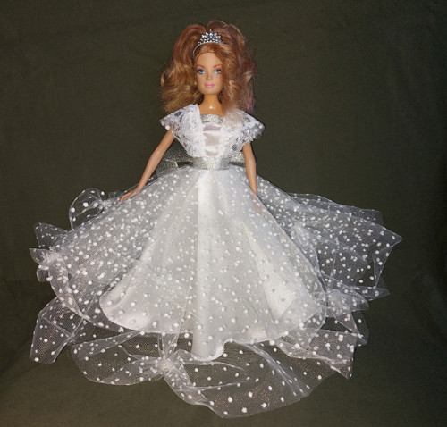 Bílo-stříbrné šatičky pro Barbie