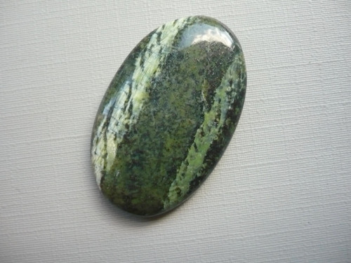 Kabošon serpentinitu 37 mm, č.18f