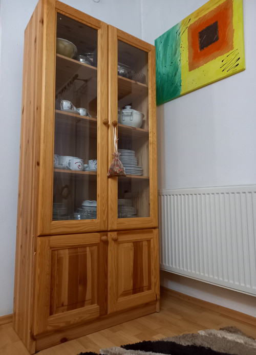 Borovicová presklenná vitrína