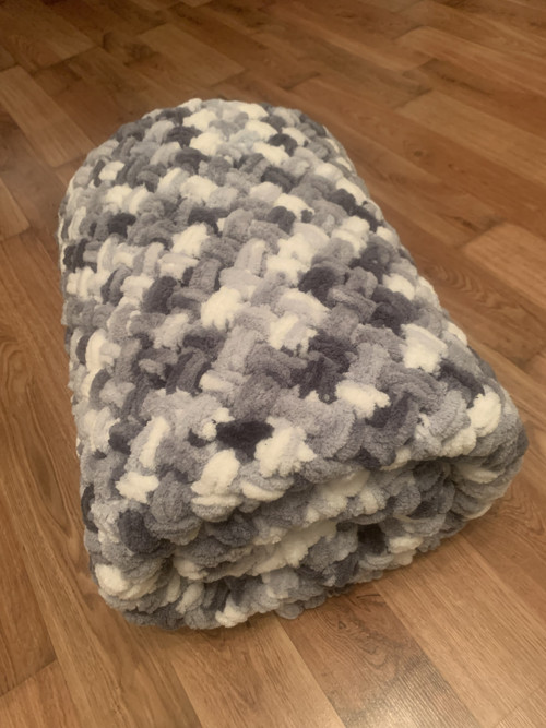 Deka Puffy150x180 cm v šedobílé kombinaci barev