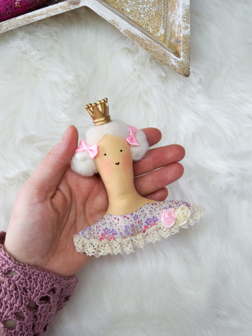 Bysta...Princezna s blond vlásky