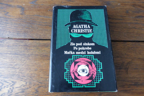 Zlo pod slnkom, Po pohrebe, Mačka, Agatha Christie