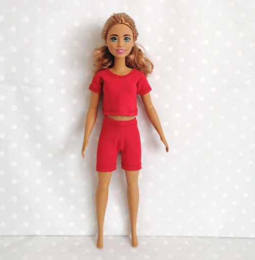 Triko a kraťasy pro větší Barbie