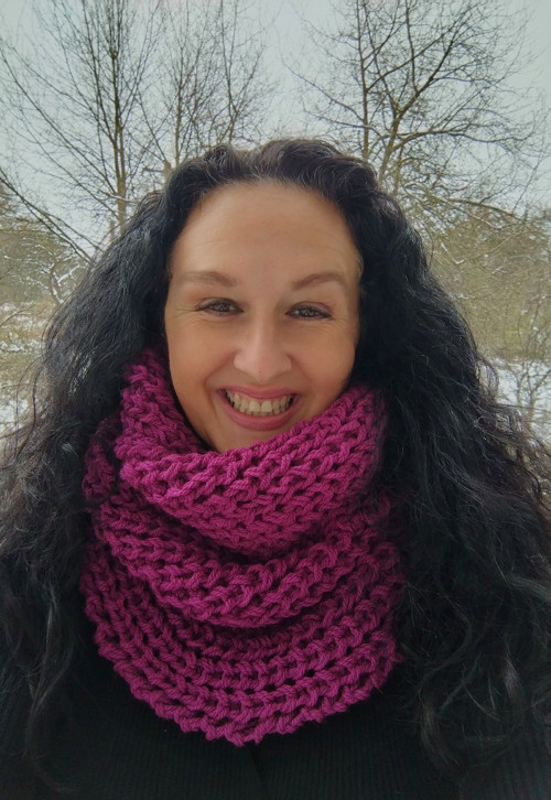 RUČNĚ PLETENÝ NÁKRČNÍK - fuchsiová