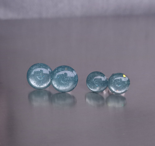 Světle modré průhledné třpytky 8 mm