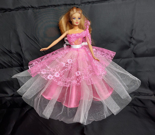 Krajkové růžové šatičky pro Barbie