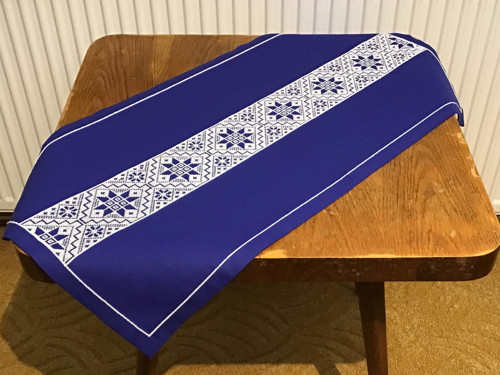 Vyšívaný ubrus modrý - bílý pás (č. 100) — foto 1