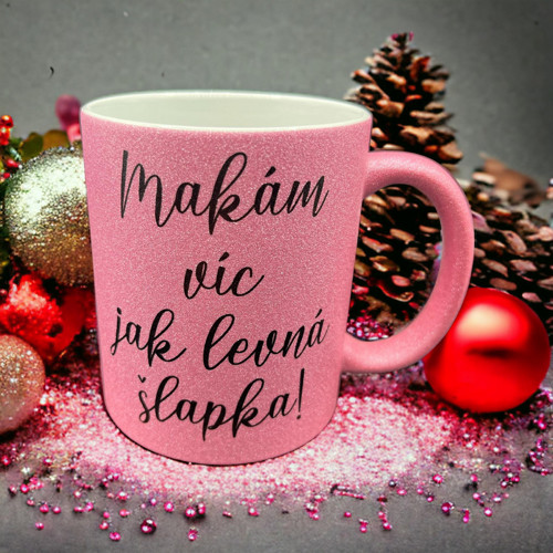 Třpytivý hrnek Makám víc jak levná šlapka!