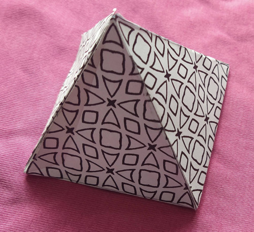 Krabičky pyramidky s černobílým vzorem