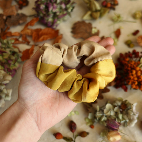 Hedvábná gumička scrunchie, přírodně barvená III.