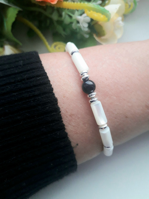 Minerální náramek 17-18cm, perlet',onyx