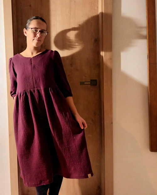 Šaty PUFF z mušelínu, různé barvy, zip- vínové