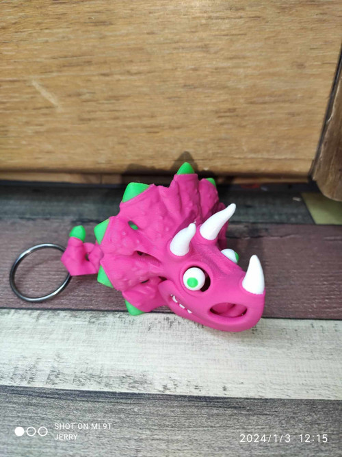Lebka Triceratops s oči - klíčenka - tříbarevné