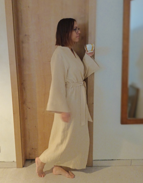 Dlouhý župan kimono z mušelínu, barva písková
