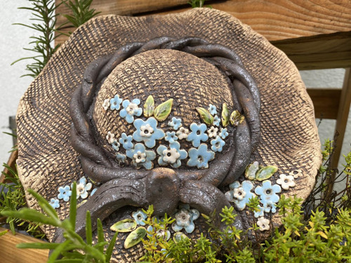 Klobouk s pomněnkami 30 cm