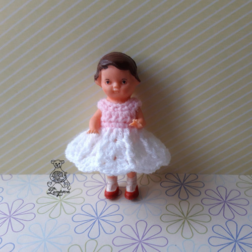 Háčkované šatičky pro panenku Ari 9 cm — foto 1
