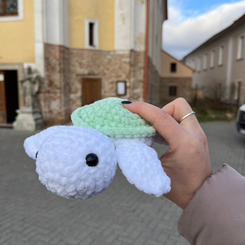 Zelená háčkovaná želvička