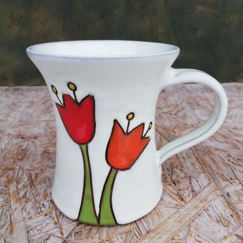 Retro keramický hrnek s tulipány.