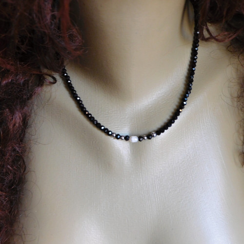 Náhrdelník - černý spinel,bílá perla, nerez