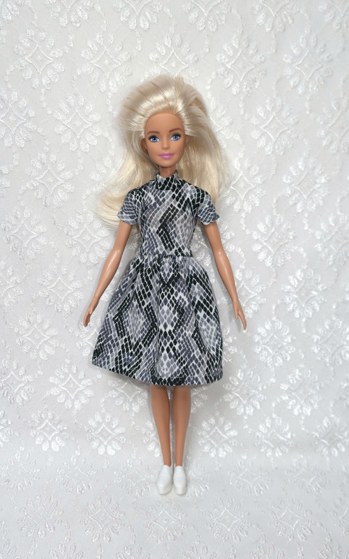 Úpletové šaty pro Barbie — foto 1
