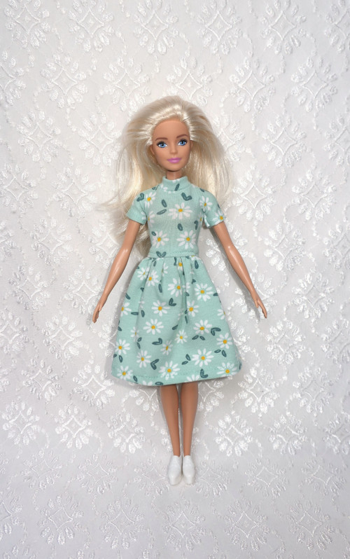 Úpletové šaty pro Barbie — foto 1