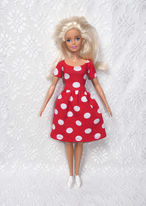 Úpletové šaty pro Barbie — foto 1