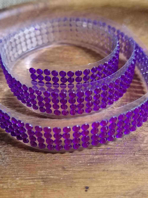 Samolepící páska šíře 13 mm kamínky fialová