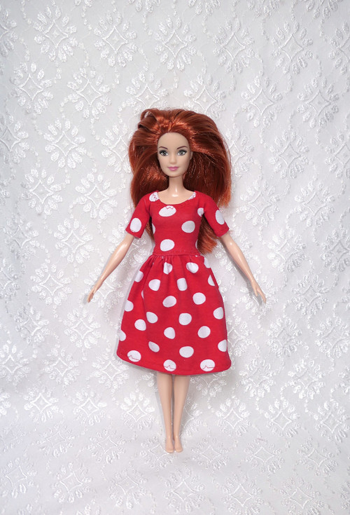 Úpletové šaty pro Barbie — foto 1
