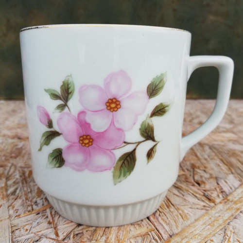 Retro porcelánový hrnek, motiv šípková růže.