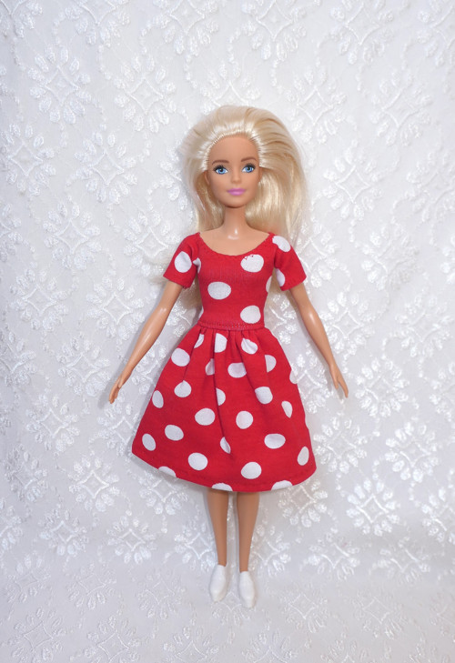Úpletové šaty pro Barbie — foto 1