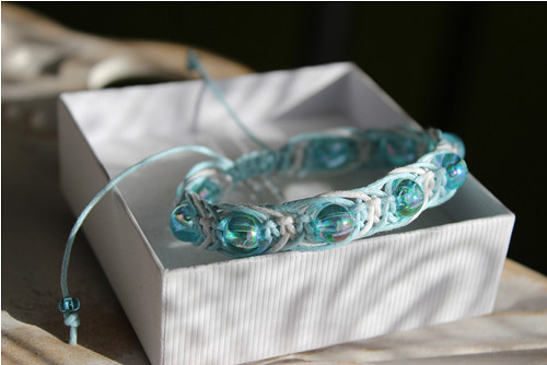 Kapky rosy. Náramek macramé