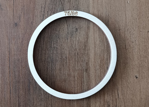 Dřevěný kruh vnější pr. 8.6cm, vnitřní pr.7.5cm.
