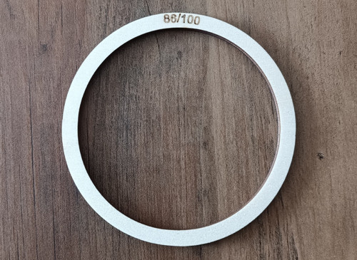 Dřevěný kruh vnější pr. 10cm, vnitřní pr.8.6cm.