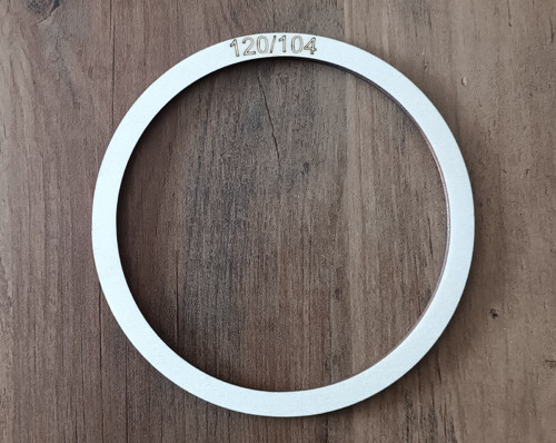 Dřevěný kruh vnější pr.12cm, vnitřní pr.10.4cm.