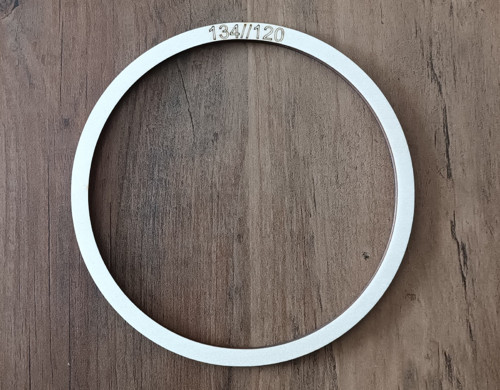 Dřevěný kruh vnější pr.13.4cm, vnitřní pr.12cm.