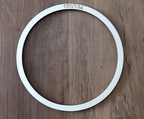 Dřevěný kruh vnější pr.15cm, vnitřní pr.13.4cm.
