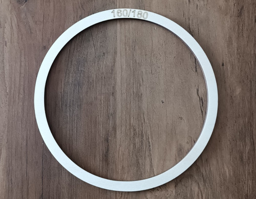 Dřevěný kruh vnější pr.18cm, vnitřní pr.16cm.