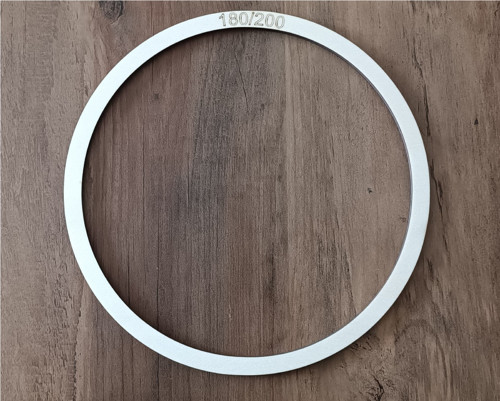 Dřevěný kruh vnější pr.20cm, vnitřní pr.18cm.