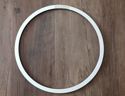 Dřevěný kruh vnější pr. 22cm, vnitřní pr. 20cm.