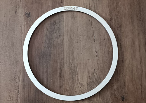 Dřevený kruh vnější pr. 24.5cm, vnitřní pr.22cm.