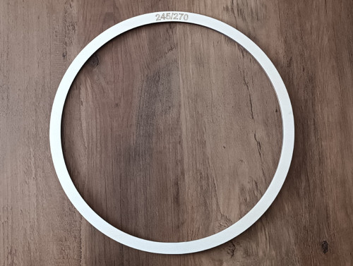 Dřevěný kruh vnější pr. 27cm, vnitřní pr. 24.5cm.